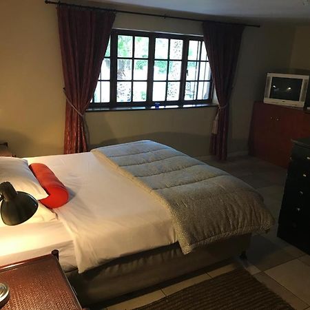 Golf And Garden Guesthouse Somerset West Esterno foto